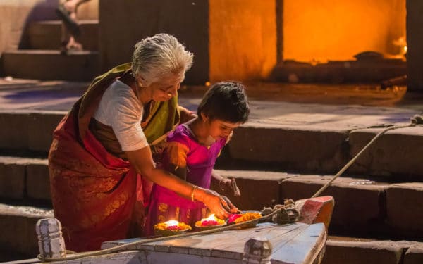 cérémonie sur les bords du Gange à varanasi (benares) en inde, lieu de spiritualité-www.thisytravels.fr