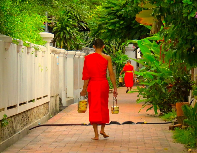 moine bouddhiste au laos. WWW.VOYAGEINDIEN.FR