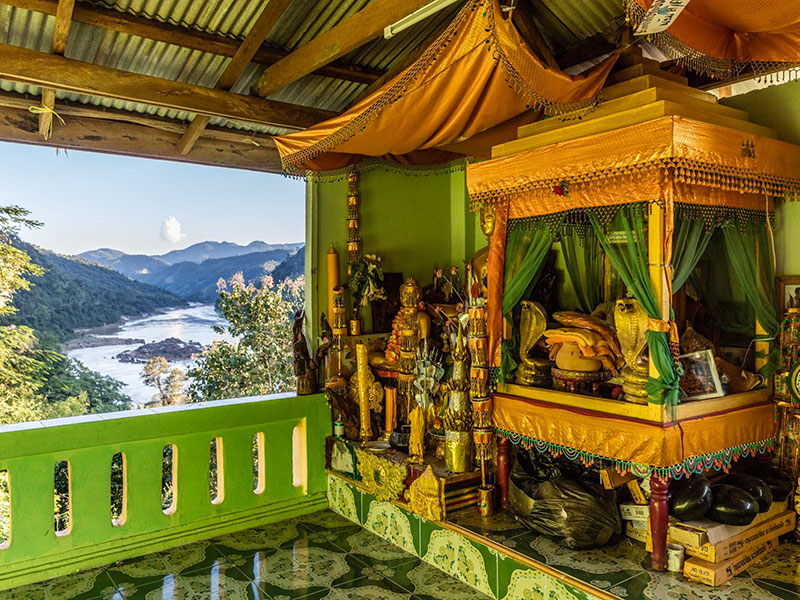 voyage au laos avec l'agence de voyage thisy-travels visite les temples bouddhistes et vue sur le mékong www.thisytravels.fr