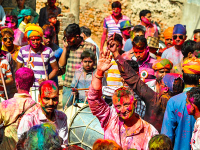 La fête de holi à mandawa dans le rajasthan en inde du nord . La fête des couleurs . www.thisytravels.fr