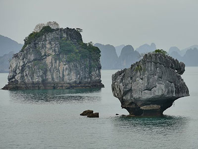 les roches carsthiques de la baie-d'halong au vietnam avec les voyages de Thisy-Travels