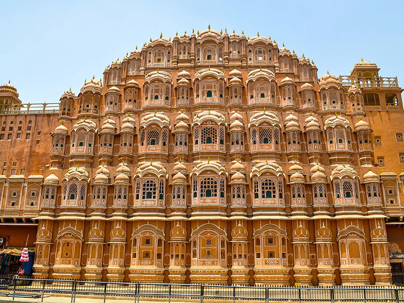 L'hawa-mahal à jaipur et le palais de maharaja dans le rajasthan en inde appelée aussi la ville rose www.thisytravels.fr