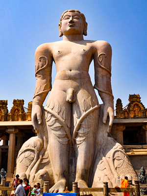 voyagez en inde dans le karnataka découvrir de magnifiques architectures comme le temple jain d'hassan et paysages avec l'agence de voyage thisy-travels sur le site www.thisytravels.fr