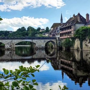 balade dans argenton-sur-creuse avec location de mobylettes, vélos et sidecar organisé par l'agence de voyage thisy-travels