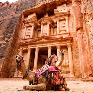 Vue spectaculaire sur Petra a dos de chameaux