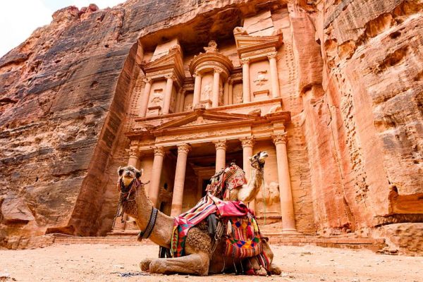 Vue spectaculaire sur Petra a dos de chameaux