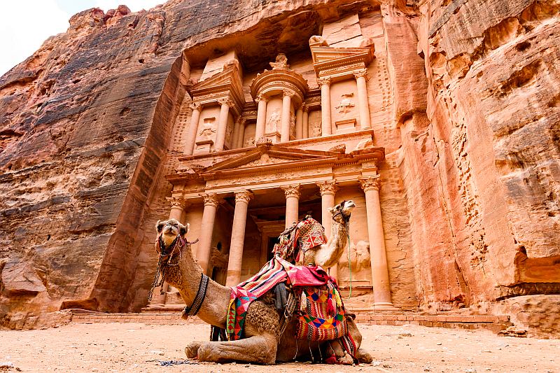 Vue spectaculaire sur Petra a dos de chameaux