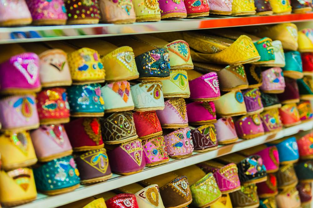 souliers en vente au marché en Inde