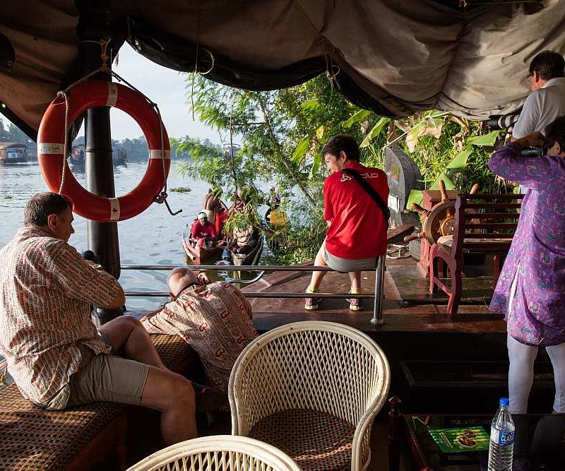 groupe de photographes amateurs au Kerala prenant les pecheurs indiens arrivant au bateau