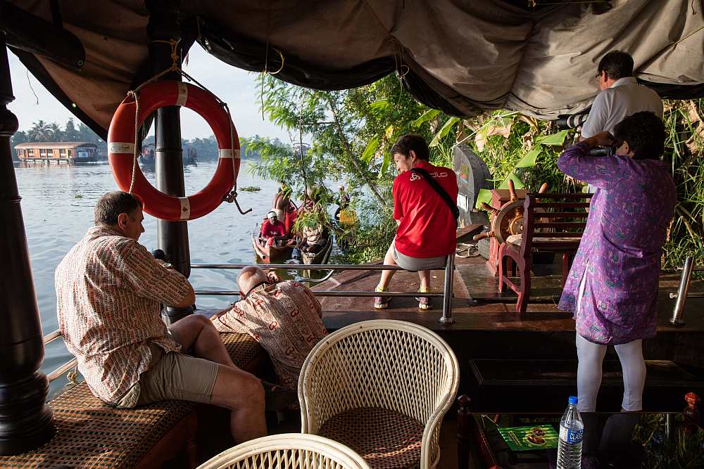 groupe de photographes amateurs au Kerala prenant les pecheurs indiens arrivant au bateau