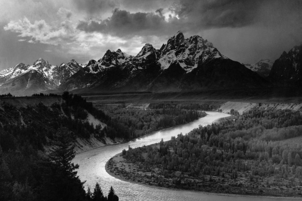 image d'un paysage en noir et blanc
