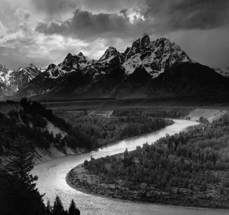 image d'un paysage en noir et blanc